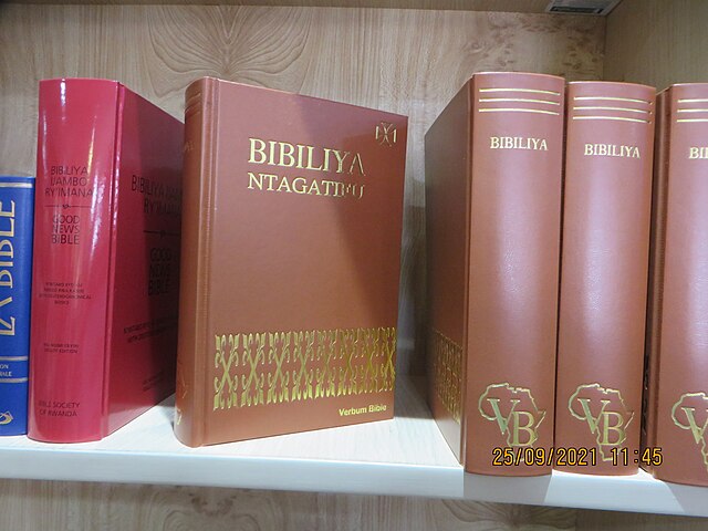 A Bíblia se divide em Antigo e Novo Testamento, sendo o Antigo composto por 39 livros (ou 46 na versão católica) e o Novo por 27 livros.