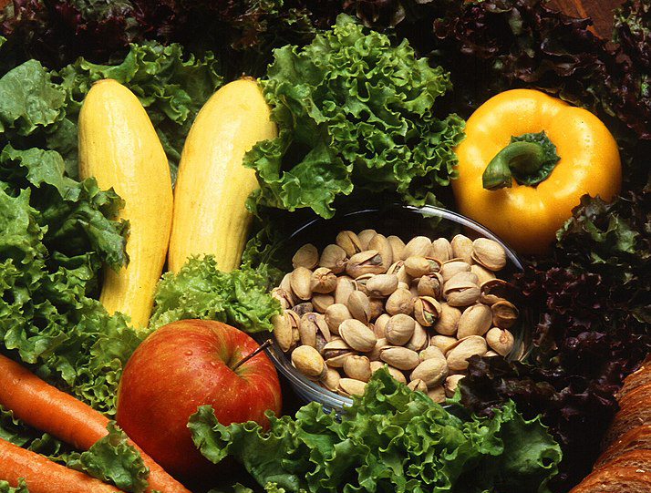 Uma dieta rica em frutas, vegetais, cereais e grãos integrais, além de poucos alimentos processados e industrializados, fornece o que seu organismo precisa na quantidade deste nutriente. Assim, ele participa do transporte e utilização do oxigênio para a produção de energia.