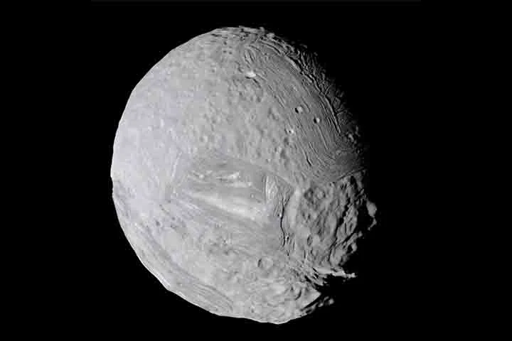 Estudo conduzido por pesquisadores das universidades Johns Hopkins e Dakota do Norte identificou sinais de que a superfície de Miranda, uma das luas de Urano, contém vastas reservas de água. Essa lua foi descoberta por Gerard Kuiper em 1948 e é notável por sua superfície extremamente variada.
