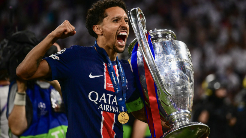 O zagueiro brasileiro do Paris Saint-Germain, Marquinhos, comemora com o troféu após vencer a final da Liga dos Campeões contra a Inter de Milão, em Munique, no sul da Alemanha, em 31 de maio de 2025