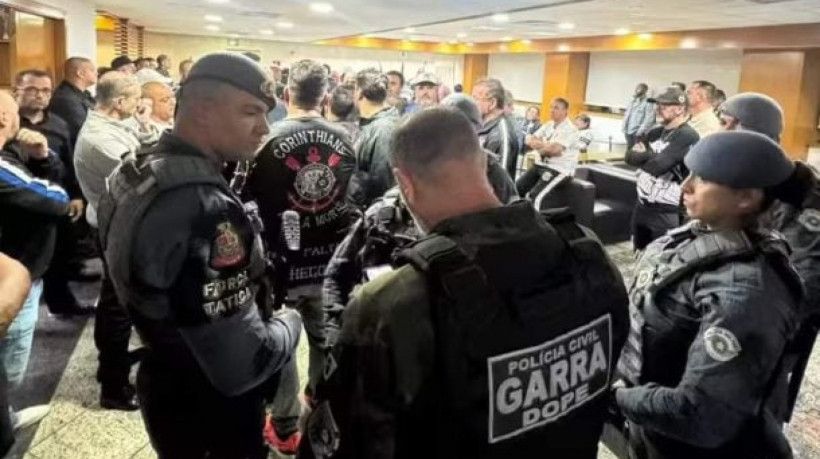 Cerca de 50 pessoas entram no Parque São Jorge horas após aliada de Augusto Melo afirma que ele foi reconduzido à Presidência  do Corinthians