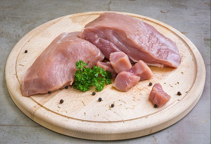 A principal fonte de ferro, na luta contra a anemia, é a carne bovina, que também traz uma série de nutrientes como proteínas, aminoácidos, gorduras, vitaminas A e do complexo B. Além de minerais como zinco, fósforo, potássio e magnésio. 
