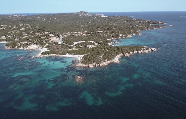 A cidade é cercada por paisagens naturais deslumbrantes e fica a poucos passos das praias da Costa Smeralda, algumas das mais belas do Mediterrâneo.