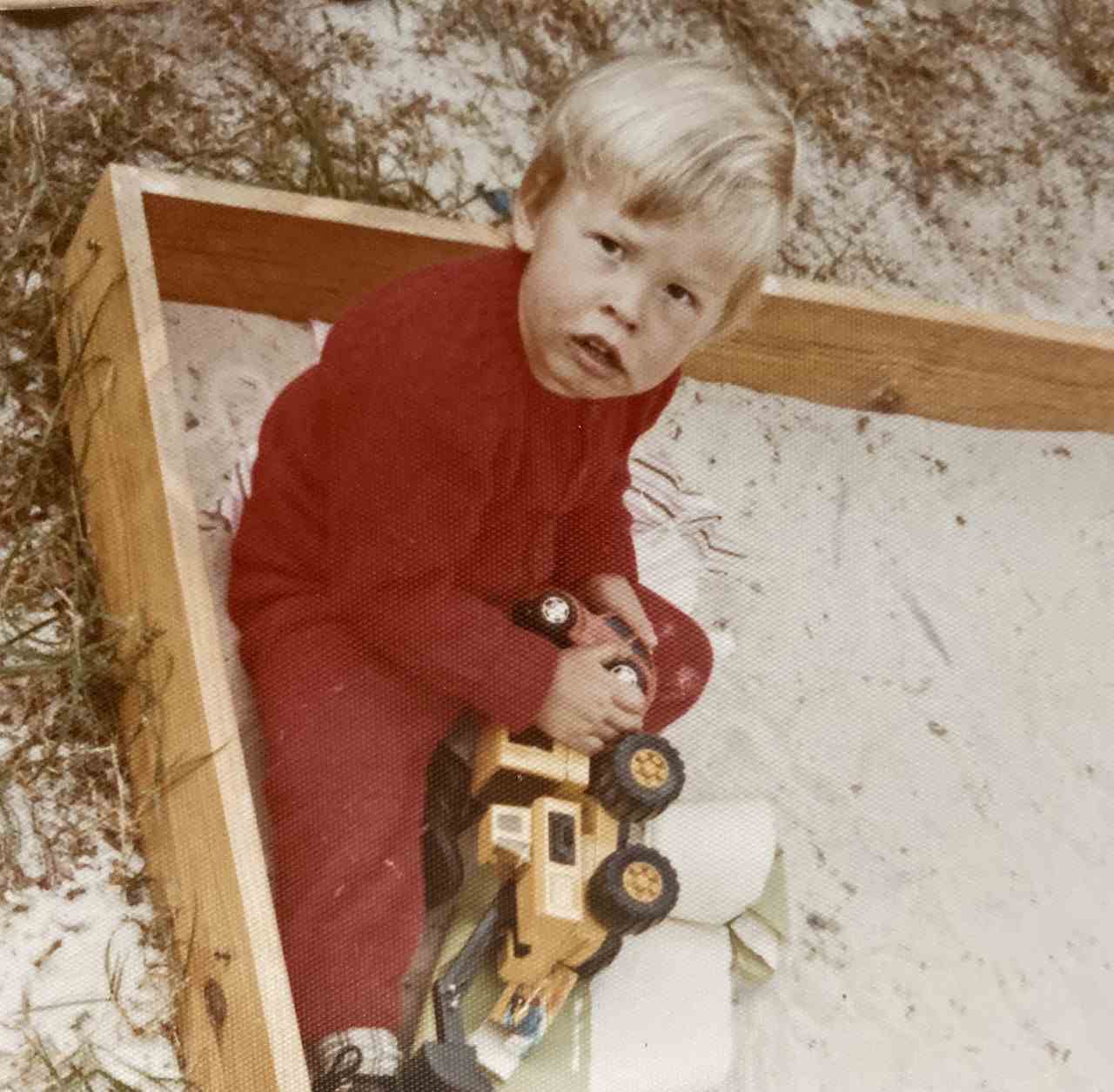 Elon Musk (foto acima) sempre possuiu muitos recursos por ter nascido em uma família rica. Iniciou sua carreira aos 12 anos de idade (em 1984) ao criar seu próprio jogo de videogame para PC chamado Blastar. O jogo foi comprado posteriormente por uma empresa sul-africana por um valor irrisório.