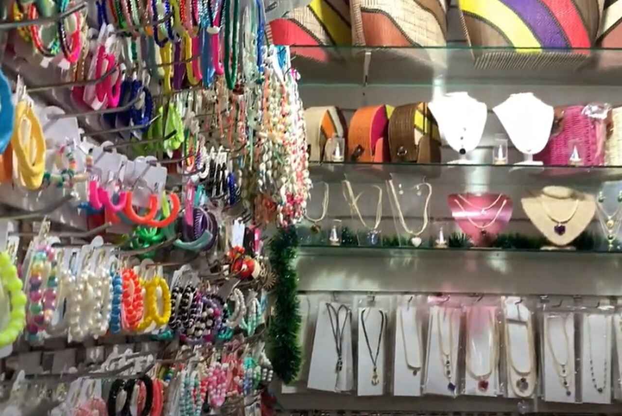 O artesanato também é uma das marcas de Maceió, com peças como a renda de filé, transmitida de geração em geração, e outros produtos artesanais vendidos no Mercado do Artesanato, na Feirinha da Pajuçara e no Pavilhão da Pajuçara.