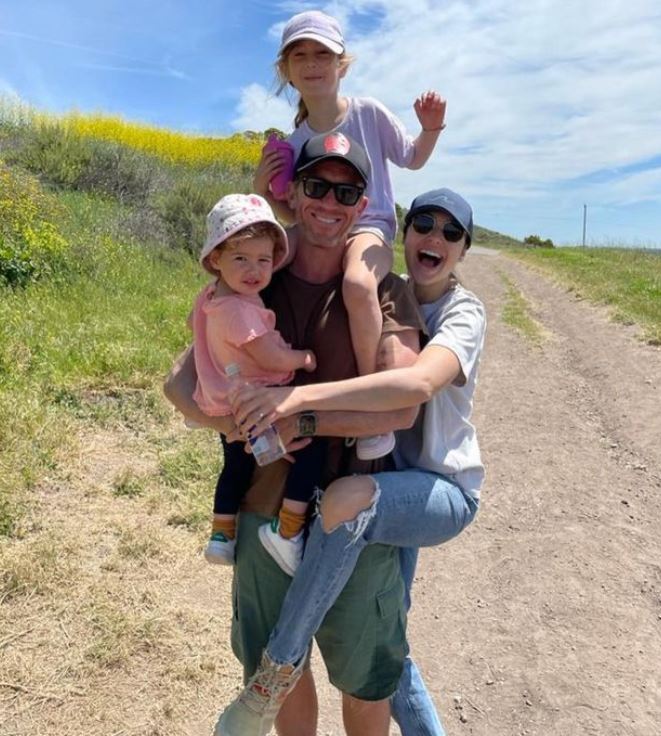 Gadot disse que sua filha do meio (Maya) ficou desapontada quando soube que a mãe não seria a Branca de Neve, mas sim a vilã da história. 
