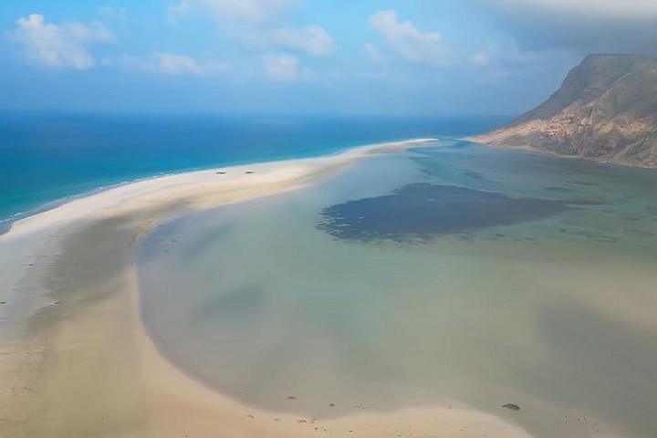 O oeste de Socotra, com a praia e lagoa de Qalansyia, oferece paisagens de areias brancas e águas azul-turquesa.