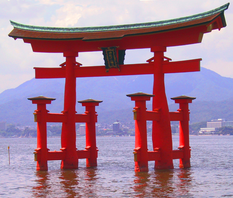TORII DO SANTUÁRIO DE ITSUKUSHIMA – HIROSHIMA, JAPÃO - Datado do século XII, este portão flutuante simboliza a transição entre o mundo humano e o divino. Dá entrada para um santuário . É reverenciado por sua espiritualidade.
