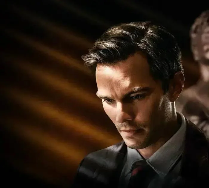 Nicholas também é o astro de Jurado número 2, novo filme dirigido por Clint Eastwood, que foi lançado diretamente no streaming. Está disponível para assinantes da Max. 