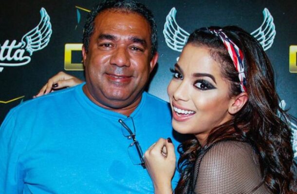 Em 2019, a cantora Anitta descobriu que é irmã do militar Felipe Terra. O jovem é fruto de um relacionamento extraconjugal de Mauro Santana, pai deles, com Cleide Terra, antes do atual casamento com Miriam Macedo. 