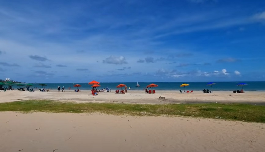 A orla de Maceió, composta pelas praias de Pajuçara, Ponta Verde e Cruz das Almas, é considerada uma das mais bonitas do mundo, oferecendo paisagens de tirar o fôlego.