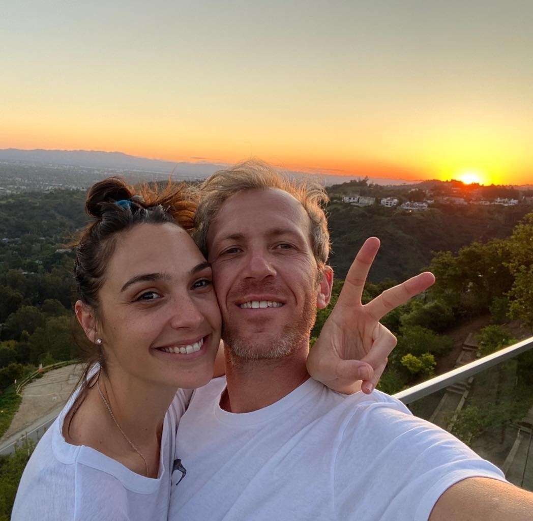 O pai das meninas é o empresário israelense Yaron Varsano, com quem Gal Gadot é casada desde 28/9/2008 . Na ocasião em que se conheceram, ela participava das gravações de Fast e Furious. 
