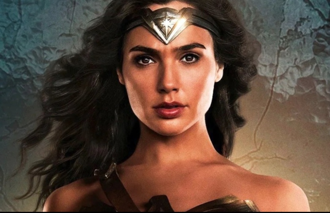 Mas a consagração de Gal Gadot veio mesmo com a Mulher Maravilha. Ela apareceu pela primeira vez na pele da personagem em 2016 no filme Batman X Superman. 
