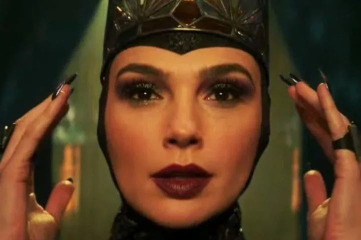 Famosa por encarnar a Mulher Maravilha, Gal tenta variar os tipos de personagens. Em 2023, a atriz revelou ao público qual foi sua impressão por interpretar a Rainha Má, vilã da Branca de Neve, no live-action da personagem. 
