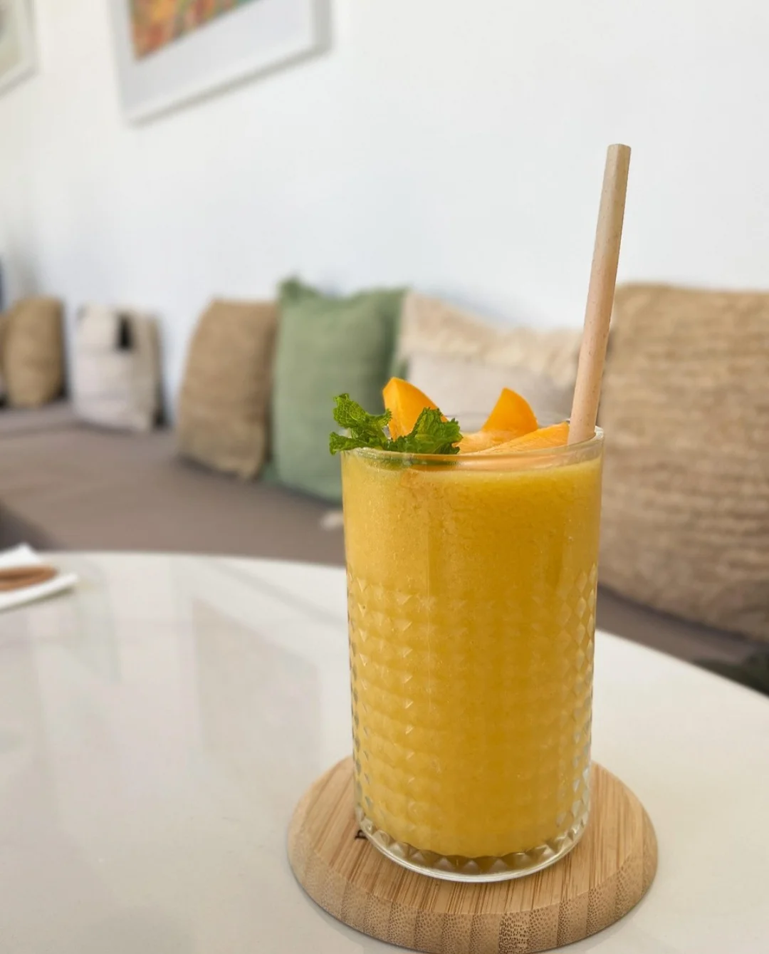 Por outro lado, a manga tem bastante frutose, que é um tipo de açúcar encontrado naturalmente na fruta e que, quanto mais madura, maior será a sua quantidade. Mas o açúcar natural desta fruta não causa picos de glicose no sangue como o açúcar adicionado aos biscoitos.