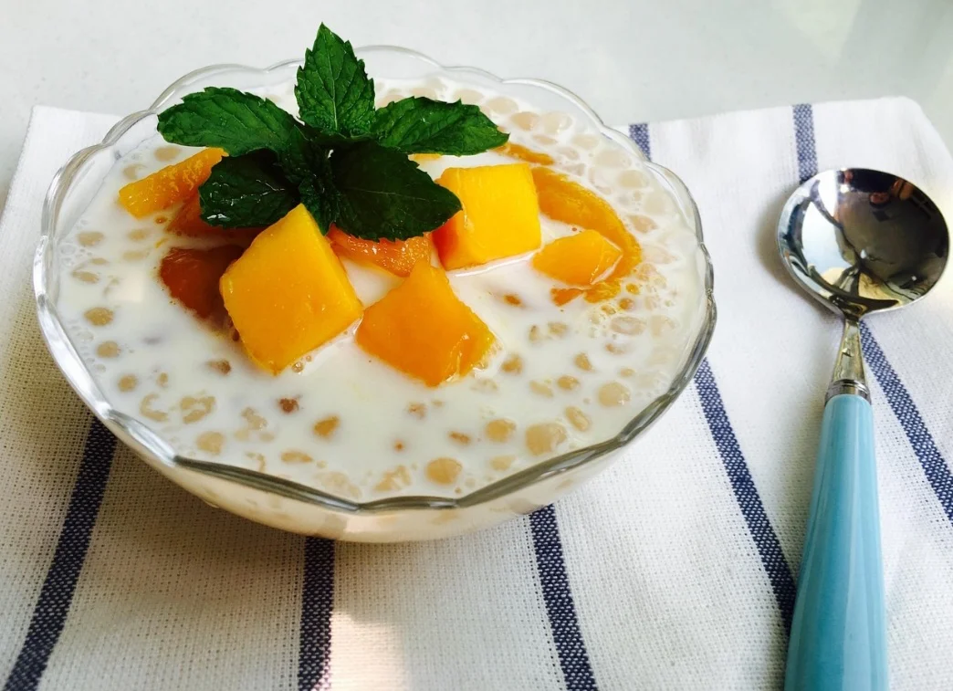 Existem centenas de variedades de manga pelo mundo, com diferentes formas, cores, sabores e aromas. No mercado brasileiro, as principais variedades comercializadas são a Tommy Atkins, Palmer, Rosa, Espada, Coração de boi, Haden, Keitt e Kent.