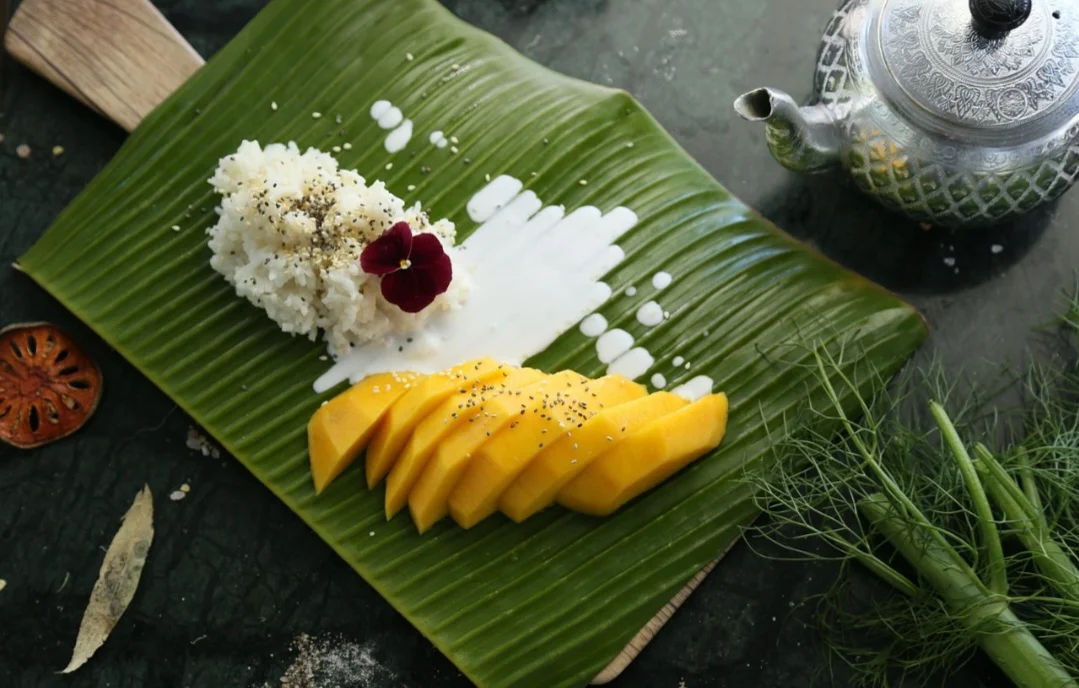 Contém vitamina A e carotenoides, que são importantes para a saúde dos olhos e podem ajudar a prevenir problemas como degeneração macular e catarata. Os antioxidantes como luteína e zeaxantina, presentes na fruta, também contribuem para diminuir os danos oculares.