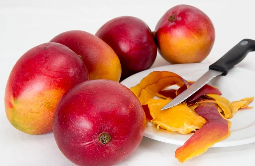 A manga oferece uma variedade de benefícios para a saúde, incluindo a melhoria do sistema imunológico, a proteção da visão, a saúde digestiva e a prevenção do envelhecimento precoce da pele.