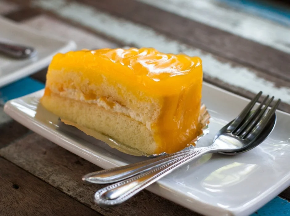 Então, para agradar tanto quem busca receitas salgadas quanto doces, existem saborosas e diferentes opções com a presença da manga. Dentre as opções, estão: frango com manga, lagosta ao molho da fruta, gelatina, mousse, pudim, sorvete e risoto. 