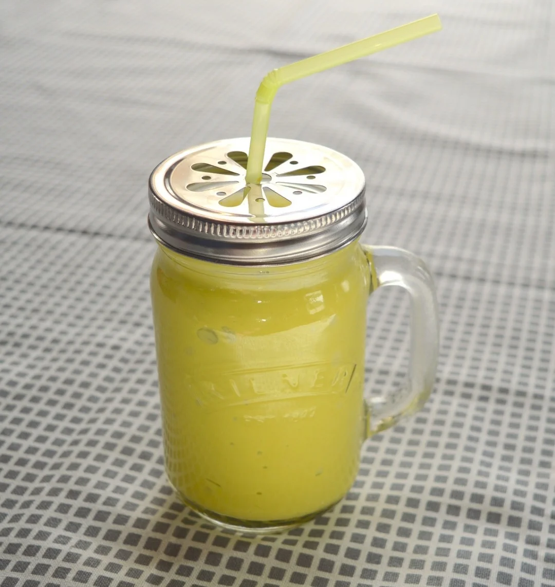 A manga é uma fruta muito versátil e inclusive a sua casca pode ser consumida, ao natural ou em preparações como suco. Refrescante e saboroso, esse líquido ajuda a renovar suas energias e geralmente acompanha as principais refeições. 