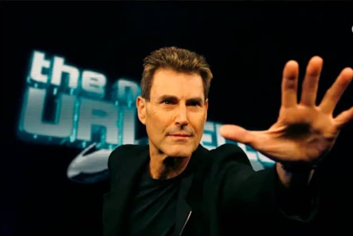 Uri Geller (nascido em 1946) - Israelense famoso nos anos 1970, Geller alegava possuir habilidades psíquicas, tais como telecinese e telepatia. 
