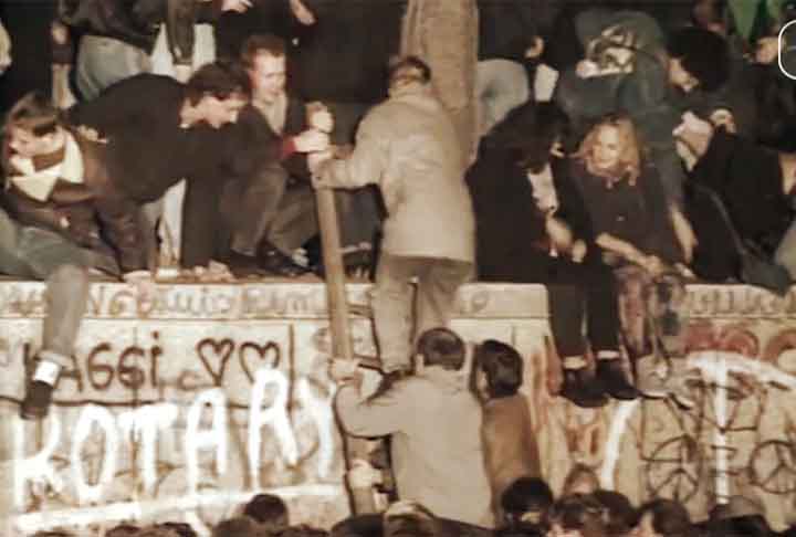O Muro de Berlim dividiu a capital alemã por 28 anos, de 1961 até a passagem de 9 para 10  de novembro de 1989, quando uma multidão munida de pás, picaretas e outros instrumentos começou a demolir a estrutura de concreto. 
