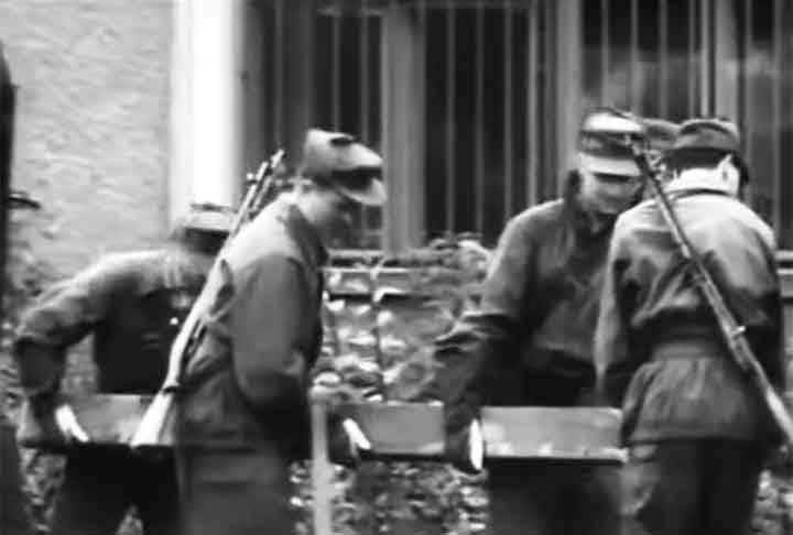 Durante a madrugada daquele domingo, a fronteira entre as Alemanhas Ocidental e Oriental foi delimitada com barreiras e cercas de arame farpado por obra de soldados do lado leste germânico.

