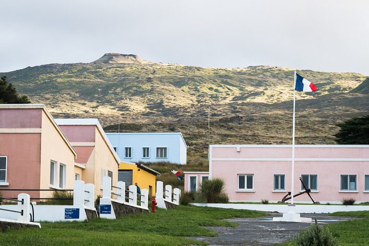 Com cerca de 55 km², ela é isolada e desabitada permanentemente, exceto por cientistas e técnicos da base Martin-de-Viviès. 