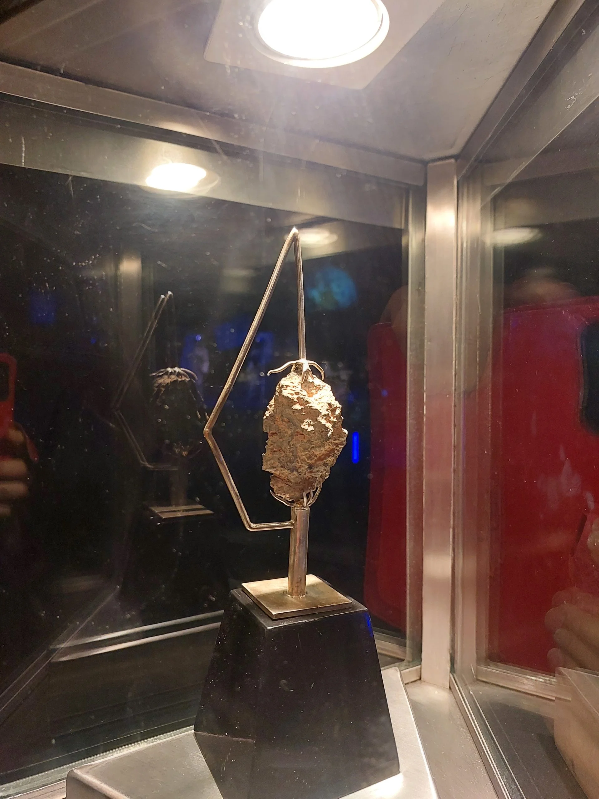 Entre os itens expostos para o público no Space Adventure de Balneário Camboriú está uma rocha lunar. 