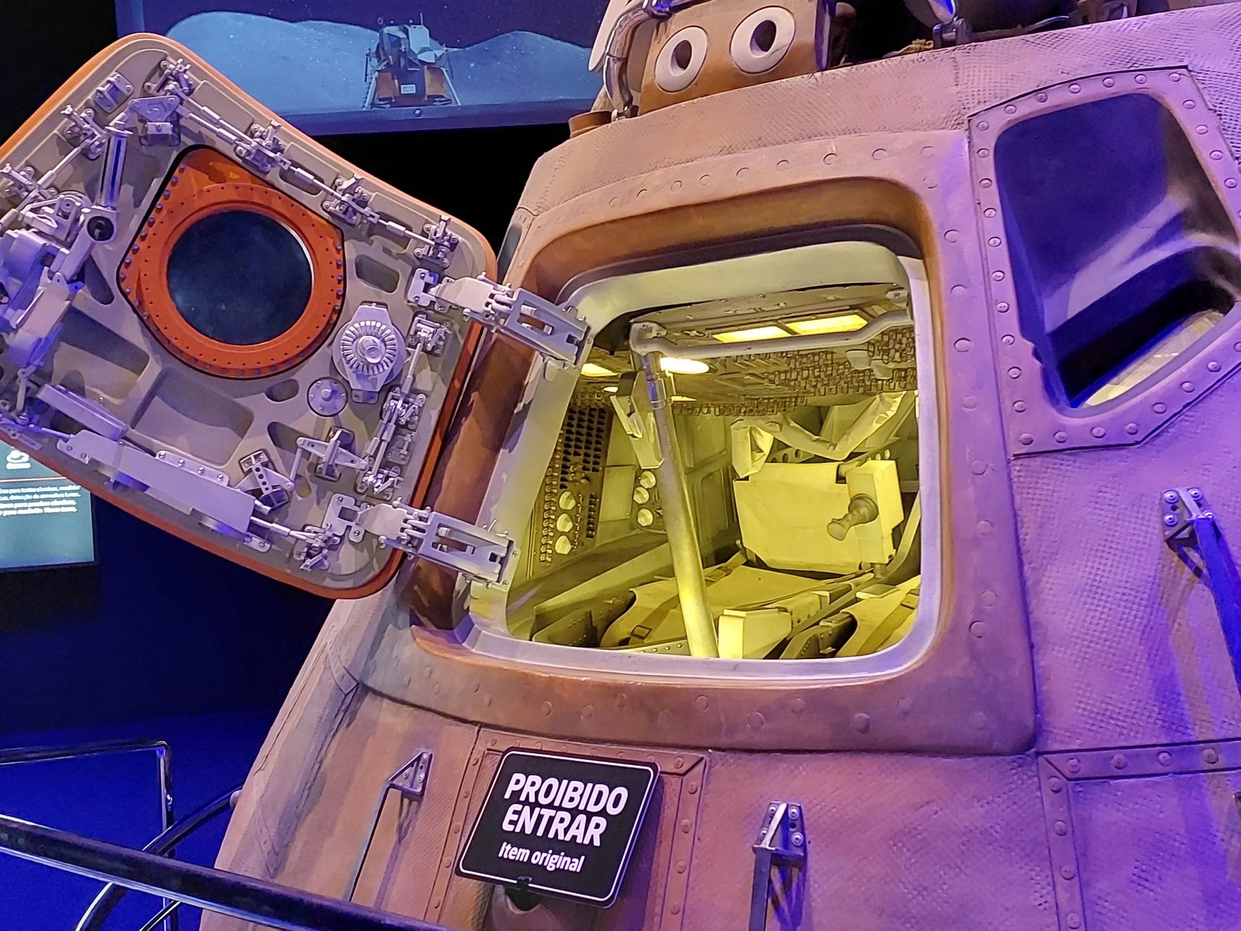 “Os visitantes também podem explorar réplicas em tamanho real do módulo lunar, proporcionando a sensação de decolagem no espaço em uma sala 360º”, destacou Rafael Reisman, curador e idealizador do Space Adventure. 
