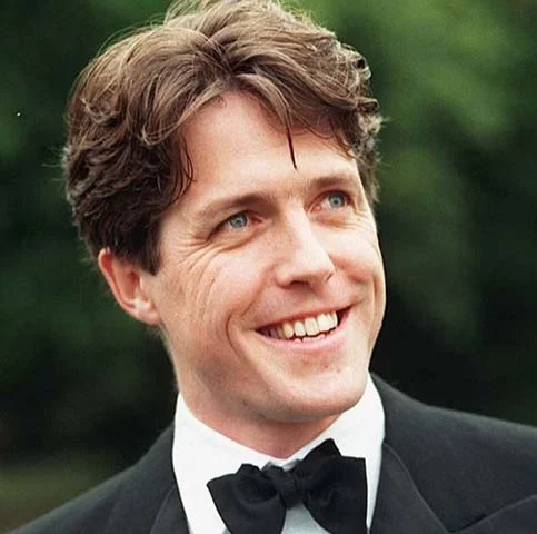 Antes de se tornar um astro das telonas, Grant chegou a trabalhar como critico literário, produtor de rádio e roteirista de televisão. No período universitário, ele ingressou no teatro de Oxford, dando vazão a seu desejo de atuar já na juventude.
