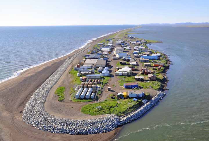 São cerca de 500 pessoas vivendo na Vila Kivalina e que precisam do Rio Salmon para obter água e fazer atividade de pesca.
