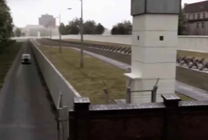 Uma das fugas mais espetaculares aconteceu em 5 de outubro de 1964, quando cerca de 60 pessoas se deslocaram por meio de um túnel escavado por um grupo de jovens berlinenses a partir de uma padaria abandonada. 
