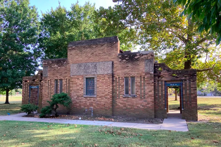 O designer Lewis William Clapp criou o projeto no estilo art déco, usando formas geométricas. Hoje, o banheiro não só cumpre sua função, mas também conta um pouco da história da cidade.