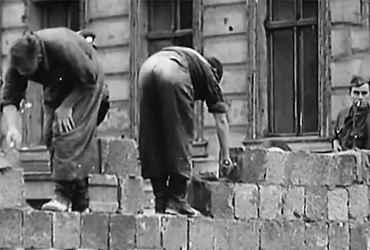 Tempos depois, as barreiras foram transformadas pelas autoridades orientais em um muro de concreto. 
