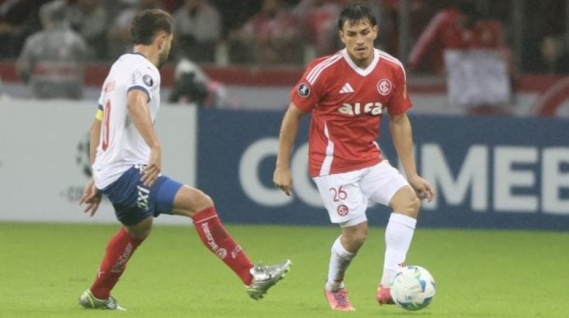 Lateral-esquerdo argentino é o terceiro jogador do Colorado que entrou para o departamento médico por uma lesão muscular na coxa esquerda