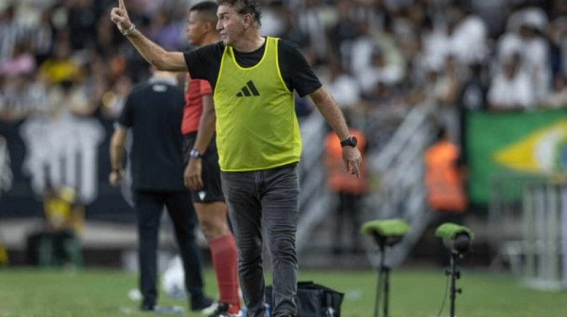 Técnico justifica escolha tática contra o Ceará e destaca gestão física do elenco