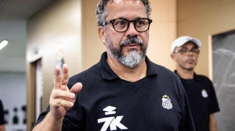 Camisa dez do Peixe recebeu o segundo cartão amarelo após gol com a mão