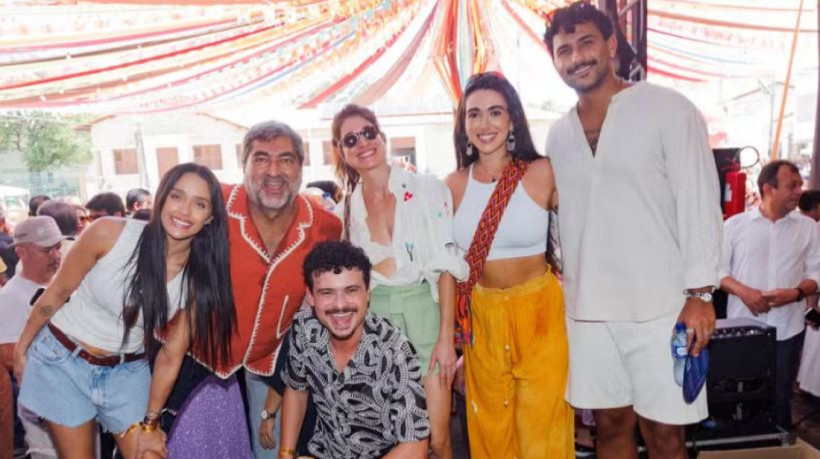 Max Petterson recebe famosos no Pau da Bandeira de Barbalha, no Ceará