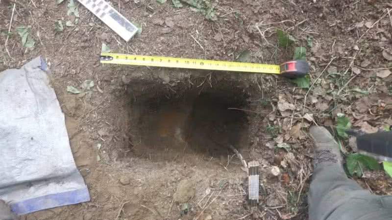 Um grupo de pesquisadores achou uma abertura no solo da região centro-sul do Alasca que possivelmente serviu como armazém de alimentos para o povo Dene, primeiros habitantes indígenas da região, há quase mil anos. O achado ocorreu durante investigações da enseada Cook.
