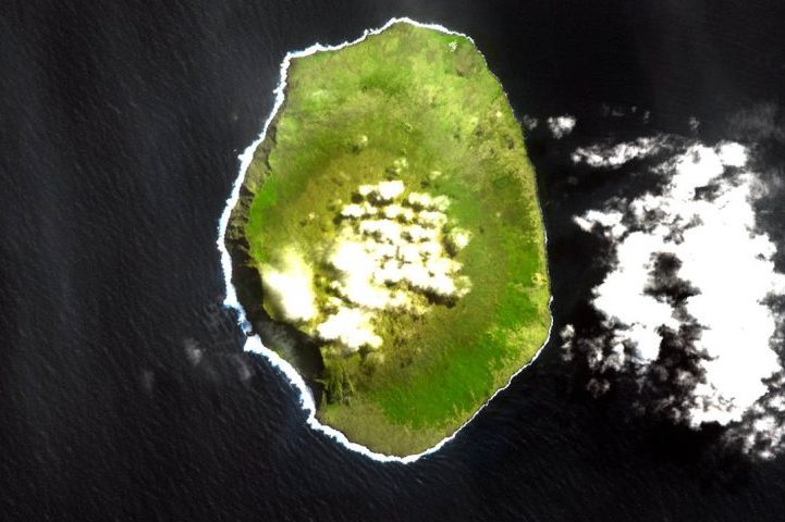 A Ilha Amsterdã é uma pequena ilha vulcânica localizada no sul do Oceano Índico, pertencente às Terras Austrais e Antárticas Francesas.