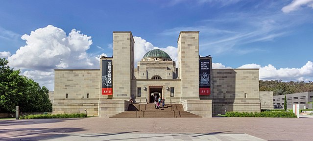 Australian War Memorial (1941)

Localizado em Canberra, homenageia os soldados australianos que lutaram em guerras. Além do memorial, abriga um museu com exposições detalhadas sobre a história militar do país.