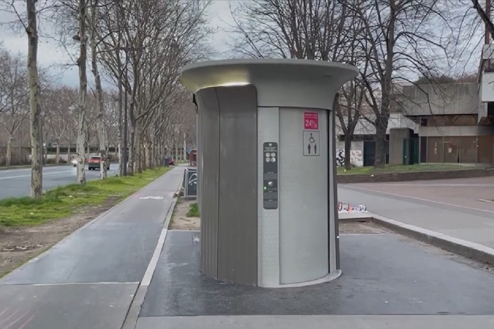 A tecnologia facilita o uso e garante que o local esteja sempre limpo e pronto para o próximo usuário. Esses banheiros são tão famosos que viraram até pontos turísticos!