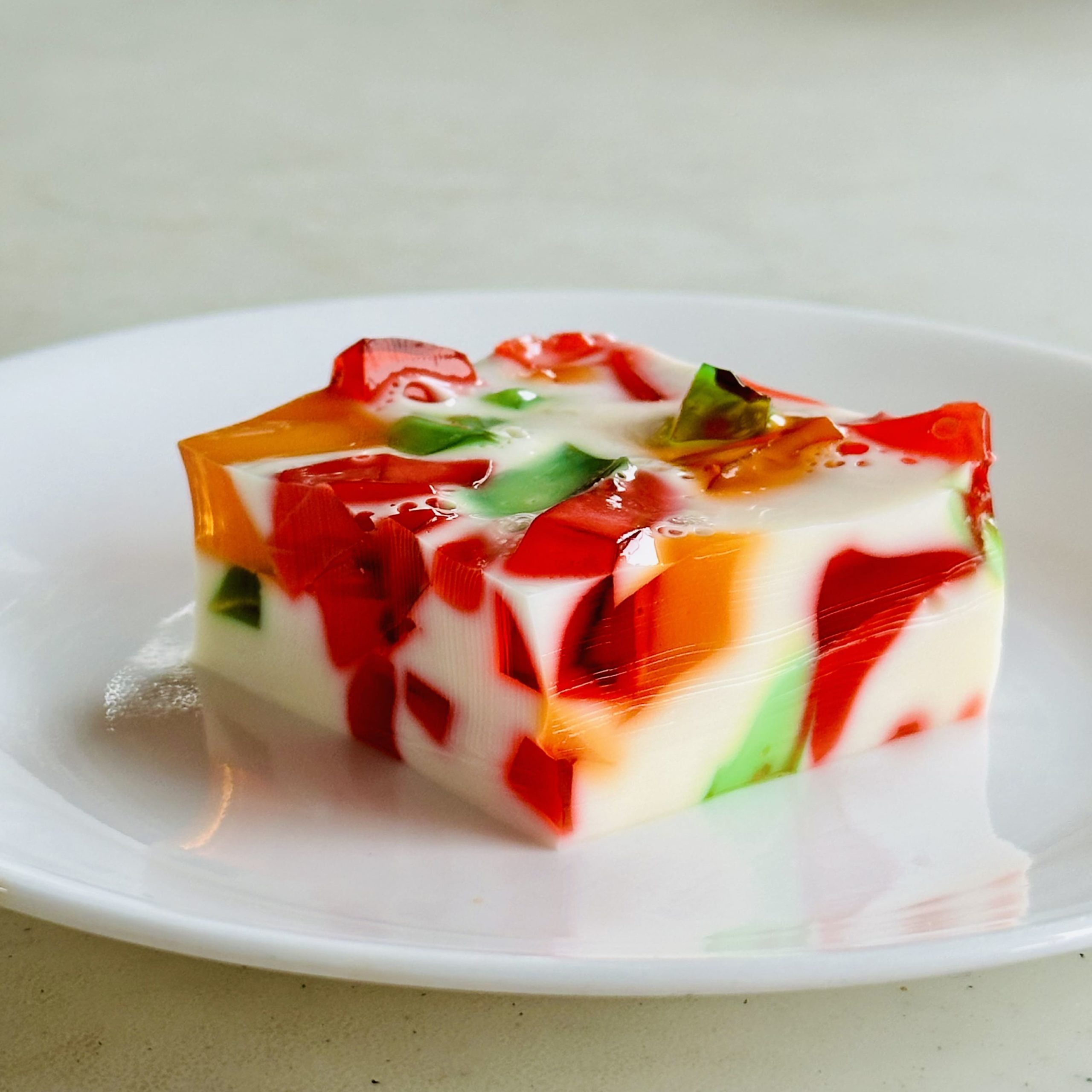 De acordo com a ciência, se dissolver a gelatina em pó em água fria, ela fica hidratada. Por outro lado, se a mistura for em água quente, as moléculas começam a se esticar e se soltar. 