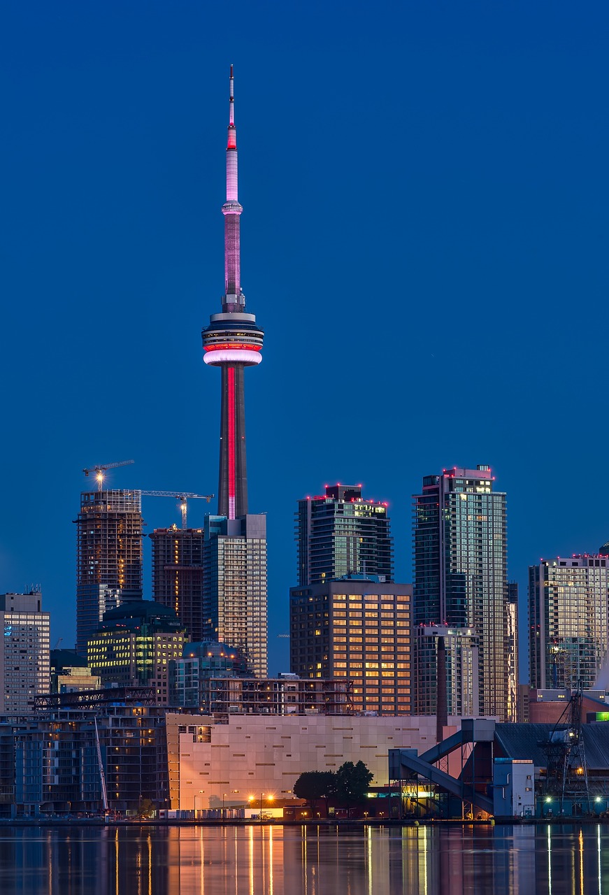 CN Tower (1976)
Com 553 metros de altura, foi por anos a torre mais alta do mundo. Símbolo de Toronto, oferece vistas panorâmicas e atrações como o EdgeWalk, passeio ao ar livre em sua estrutura.
