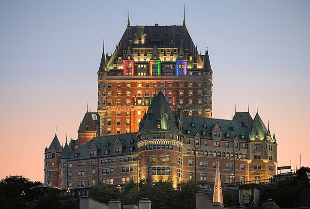Château Frontenac (1893)
Famoso hotel em Quebec City, construído em estilo castelo inspirado na arquitetura europeia. É um dos hotéis mais fotografados do mundo e um ícone da cidade