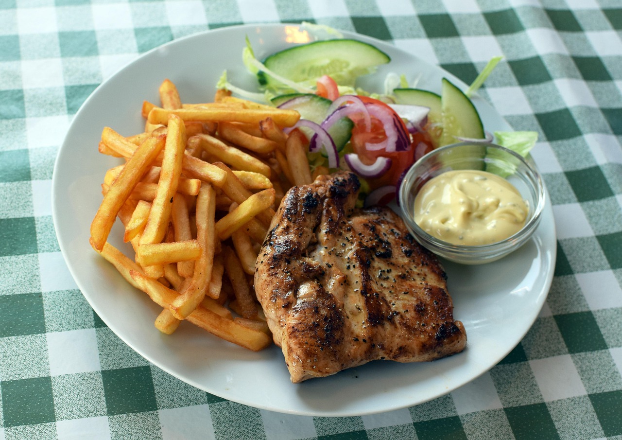 Tradicionalmente, a maionese era feita com gemas de ovos crus em temperatura ambiente. No entanto, especialmente em cozinhas profissionais, é empregada a prática de se fazer uso de gemas de ovos cozidos, mas depois esfriados.