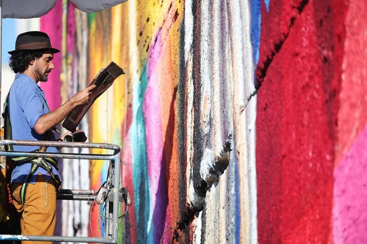 Ele se destacou inicialmente como grafiteiro, mas ao longo dos anos sua arte evoluiu para um estilo mais refinado e reconhecível, combinando elementos do grafite tradicional com técnicas em mural.