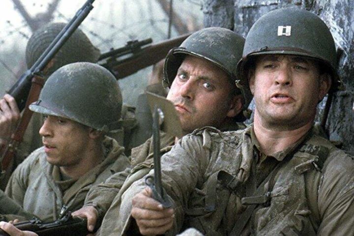 O filme é baseado em caso verídico dos irmãos Niland. Narra como o Capitão John H. Miller (Tom Hanks) e sete outros soldados procuram e tentam resgatar o último dos irmãos sobreviventes, o paraquedista James Francis Ryan (Matt Damon). O filme ganhou em diversas categorias no Oscar, Globo de Ouro, BAFTA, Grammy, MTV Movie Awards, e o Prêmio César. 