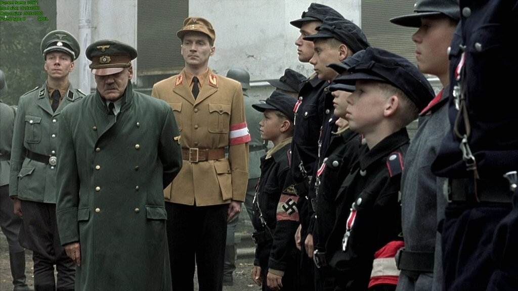 O longa se passa na Alemanha à beira da ruína e narra os momentos finais de Adolf Hitler e outros membros do Partido Nazista e da SS no país. Apesar de muito famoso, foi criticado por retratar de forma rara o lado humano do ditador perverso que comandou o Holocausto. 
